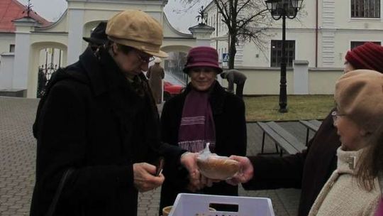 Rozdawali chleb, zbierali na paczki dla najuboższych