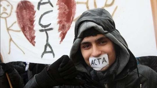 Protest przeciwko ACTA przed Ratuszem w Lublinie
