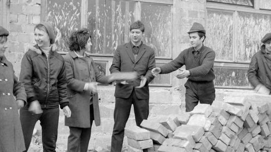 Wiosna w czarno-białej Polsce