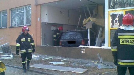 Balcera: Kierowca jeepa wjechał do budynku