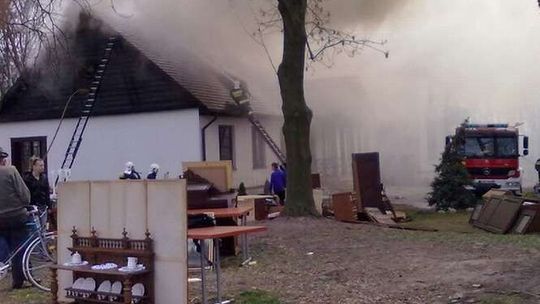 Pożar zabytkowego dworku w Leścach
