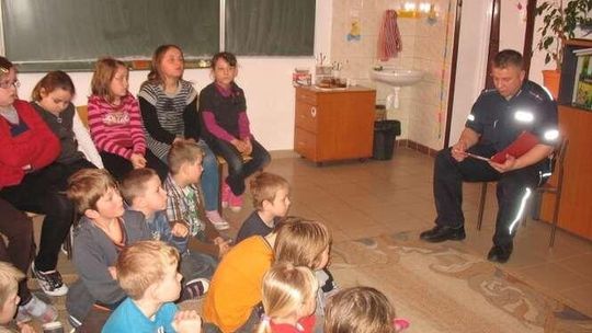 Policjanci z Opola Lubelskiego w szkole w Zakrzowie