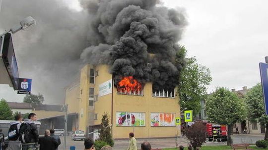 Pożar w Carrefour w Bychawie