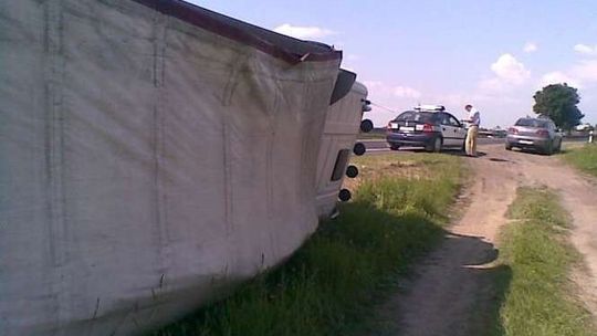 Ciecierzyn: Tir przewożący wódkę przewrócił się na bok