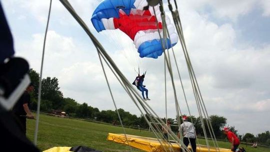 Zawody spadochronowe w Świdniku