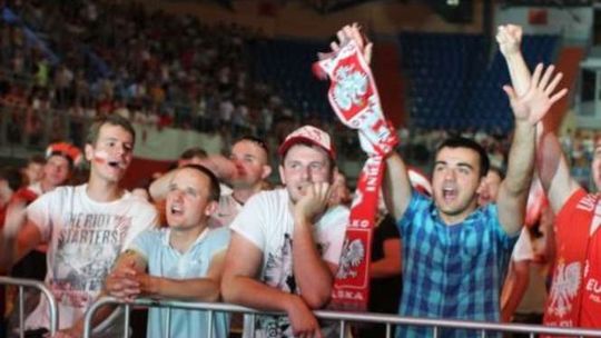 Strefa kibica w hali Globus wypełniona po brzegi