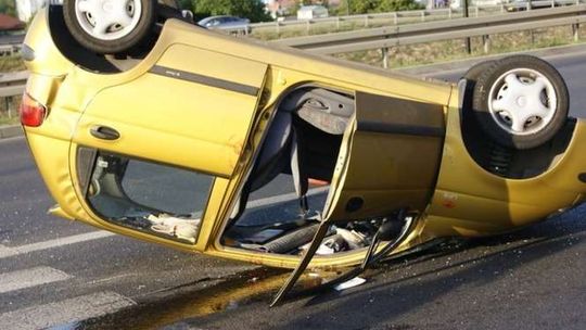 Wypadek na rondzie przy Makro. Matiz dachował