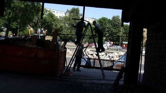 Porządki w miejscu eksplozji na ul. Kleeberga