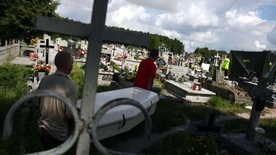 Spalone zwłoki na cmentarzu