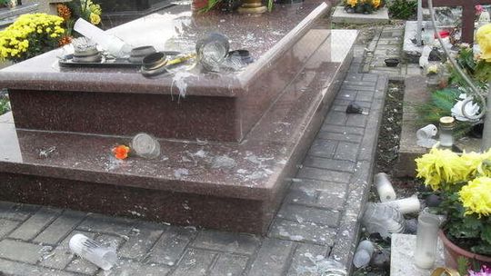 Garbów: Wandale na cmentarzu