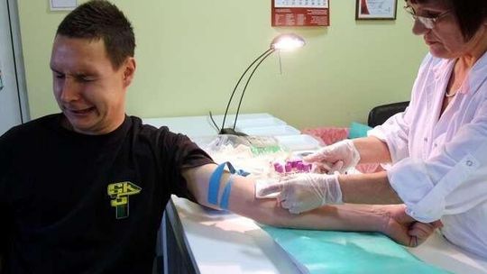 Piłkarze Bogdanki pomagają choremu Karolowi