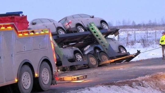 Sielce: Ciężarówka zjechała do rowu (zdjęcia)