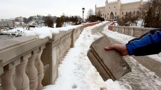 Sypią się balustrady przy Zamku Lubelskim