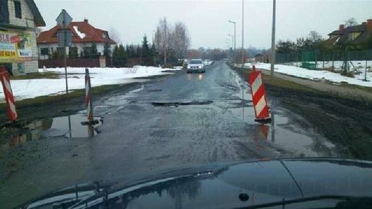 Tak się przyzwyczaja kierowców do dziur w jezdni Tak się przyzwyczaja kierowców do dziur w jezdni