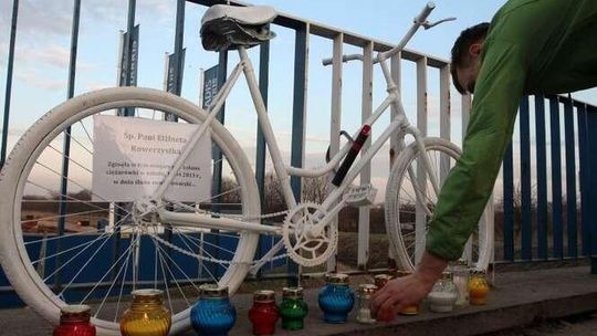 „Ghost bike” ku pamięci zmarłej tragicznie rowerzystki