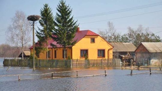 Bug zalewa domy i pola Bug zalewa domy i pola