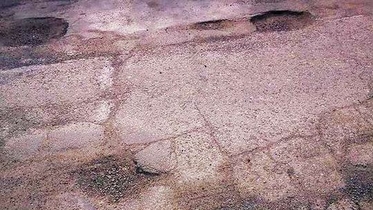 Dziury na drodze z Wólki do Sobianowic