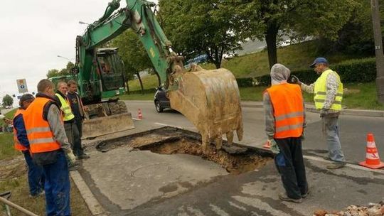 Zapadła się jezdnia na al. Smorawińskiego