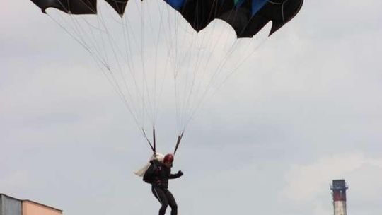 Zawody spadochronowe w Świdniku