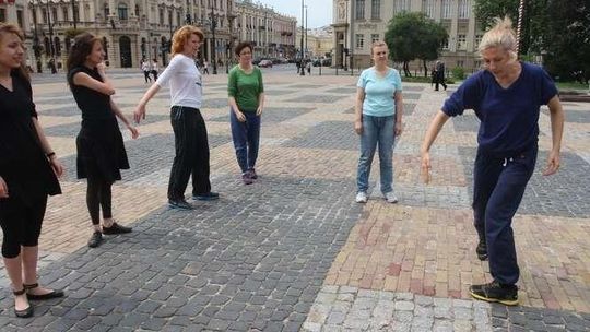 Lekcja tańca na Pl. Litewskim