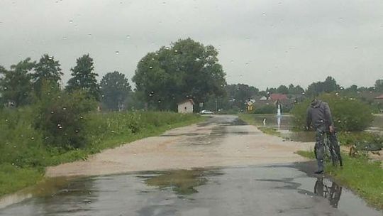 Ulewa w Chrzanowie. Zalana droga powiatowa
