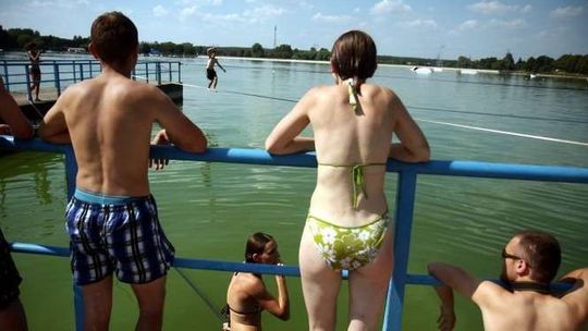 Ćwiczenia sztukmistrzów na Zalewem Zemborzyckim