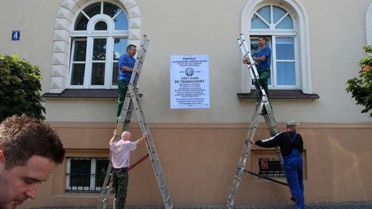 Przymiarka tablicy pamiątkowej de Tramecourta
