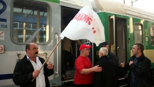 Kolejarska \"Solidarność\"  w drodze do Warszawy
