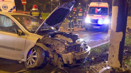 Zderzenie samochodów na skrzyżowaniu ul Diamentowej i Wrotkowskiej