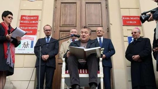 Czytanie Pana Tadeusza przed ratuszem w Lublinie