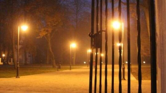 Odrestaurowany Park Radziwiłłowski nocą