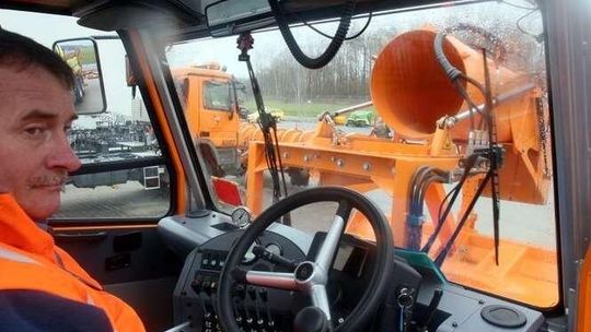 Prezentacja sprzętu zimowego na lotnisku w Świdniku