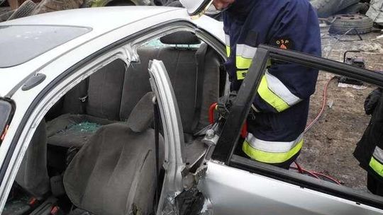 Strażacy ćwiczą na złomowisku w Zamościu (zdjęcia)