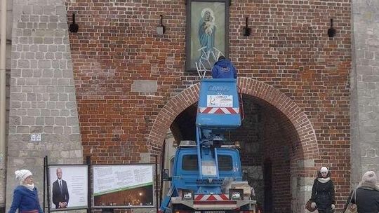 Reklama zniknęła z Bramy Krakowskiej