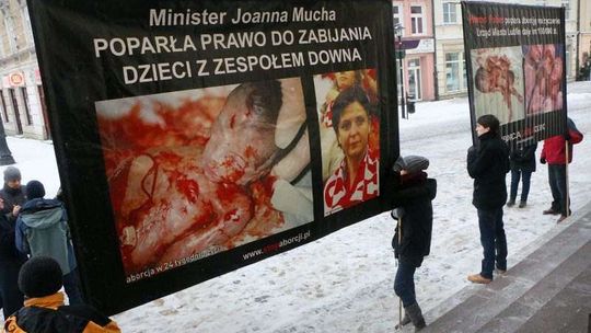 Antyaborcyjna manifestacja przed ratuszem