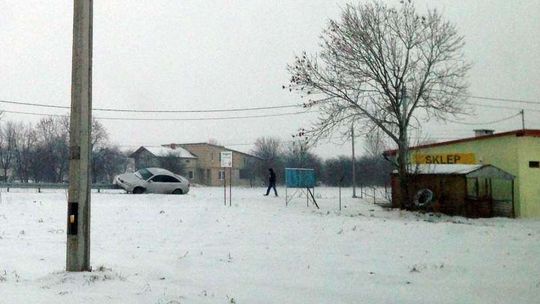 Kolonia Świdnik Mały. Audi wylądowało na barierce Kolonia Świdnik Mały. Audi wylądowało na barierce