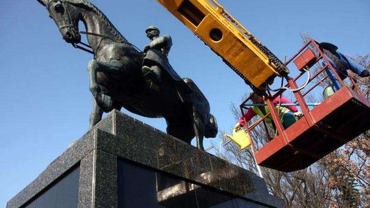 Czyszczenie pomnika Marszałka Piłsudskiego