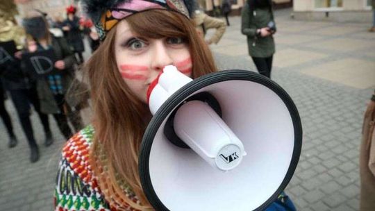 Parada z okazji Zwierciadeł - festiwalu teatralnego Parada z okazji Zwierciadeł - festiwalu teatralnego