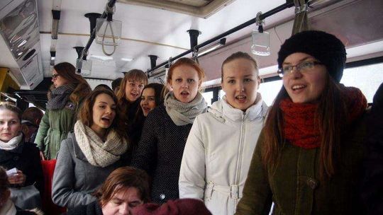 Chór  Ergo Cantemus! śpiewa w autobusach
