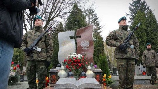 Złożenie wieńców na grobie Edwarda Wojtasa