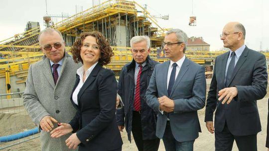 Minister Andrzej  Biernat na budowie basenów