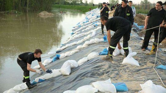 Umacnianie wałów przeciwpowodziowych