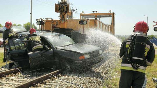 Drezyna uderzyła w samochód. Symulacja