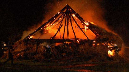 Pożar chaty w Wiosce Gotów w Masłomęczu