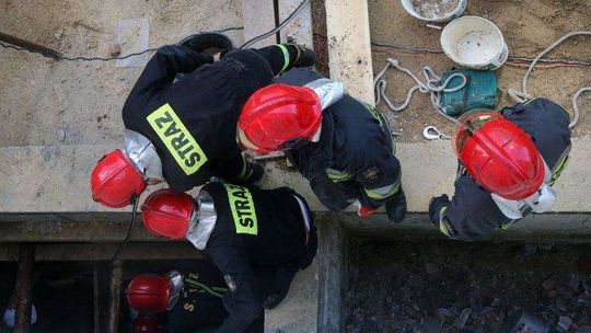 Akademicka: Ziemia zasypała robotnika