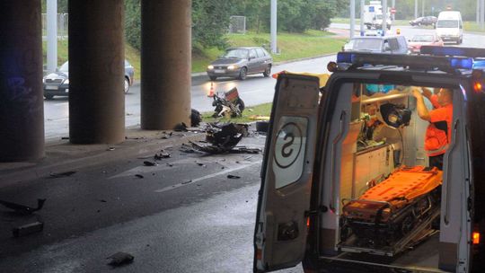 BMW rozbiło się na filarze