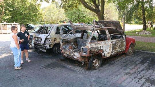 Ul. Skołuby: Pożar samochodów