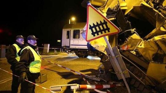 Pociąg uderzył w kombajn Pociąg uderzył w kombajn