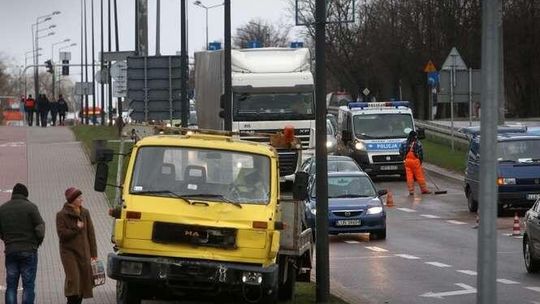 Laweta wjechała w 4 samochody koło Decathlonu