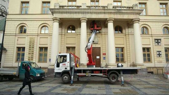 Ratusz: naprawa odpadającego tynku